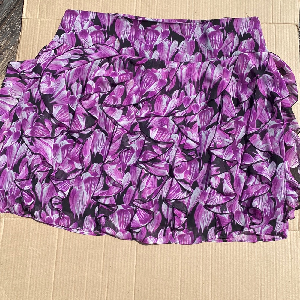 WORTHINGTON WOMEN’S Purple white floral print ruffle skirt. 100% polyester